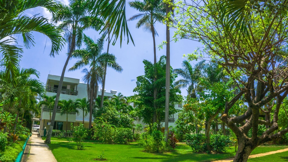 Negril Beach Club — Hotel building in Negril
