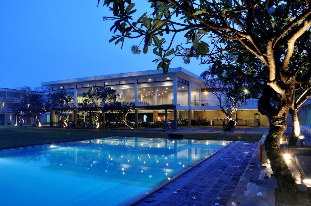 Pegasus Reef - A Beach Resort in Colombo — Hotel building in Wattala, Western Province