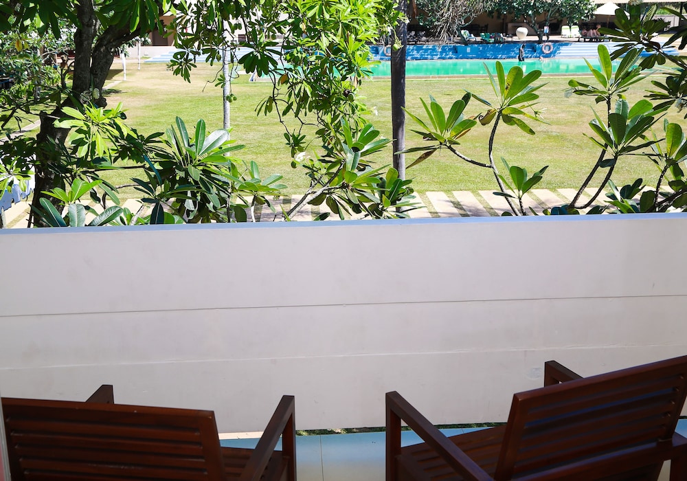 Pegasus Reef - A Beach Resort in Colombo — Swimming pool in Wattala, Western Province