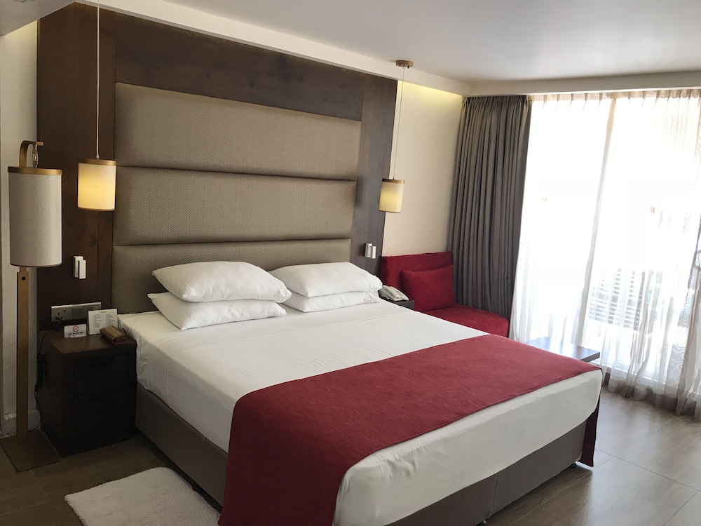 Pegasus Reef - A Beach Resort in Colombo — Hotel rooms in Wattala, Western Province