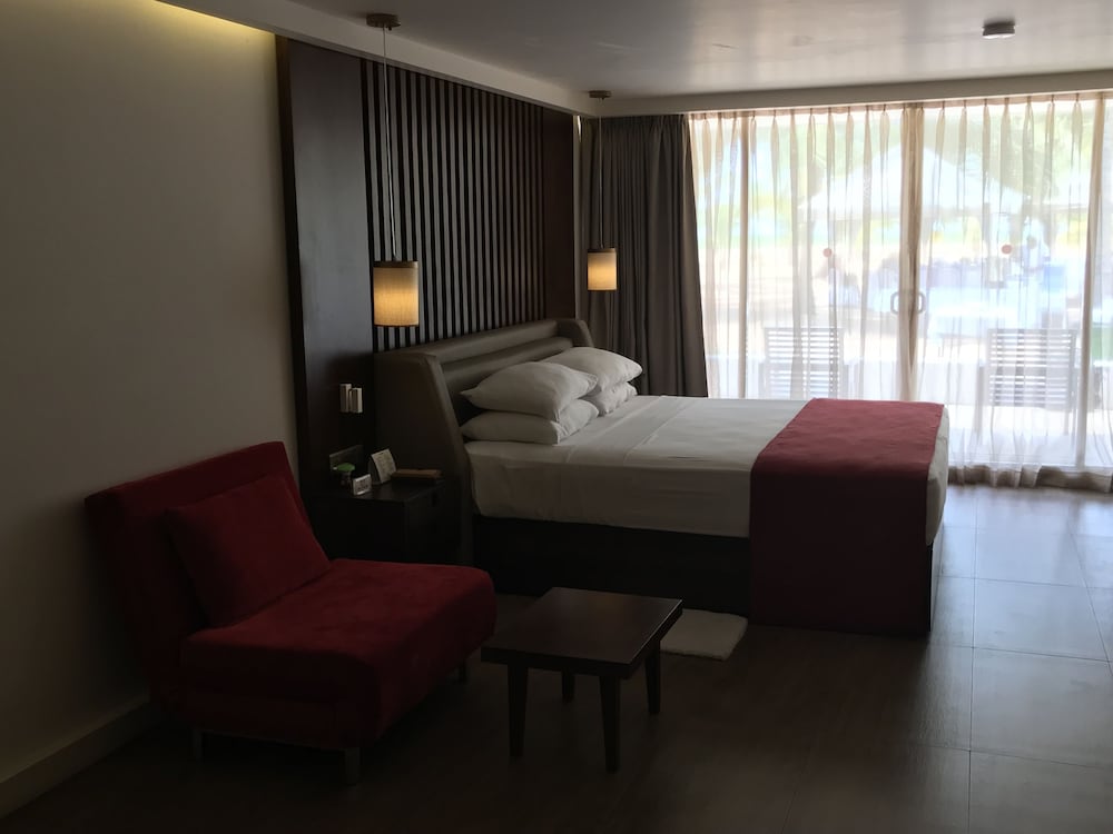 Pegasus Reef - A Beach Resort in Colombo — Hotel rooms in Wattala, Western Province