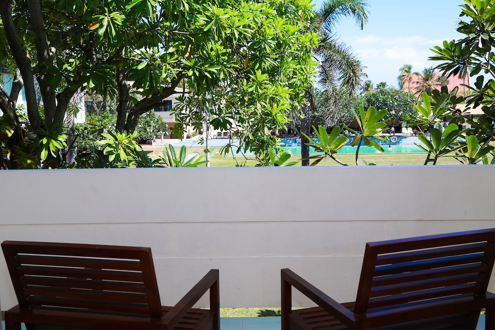 Pegasus Reef - A Beach Resort in Colombo — Swimming pool in Wattala, Western Province