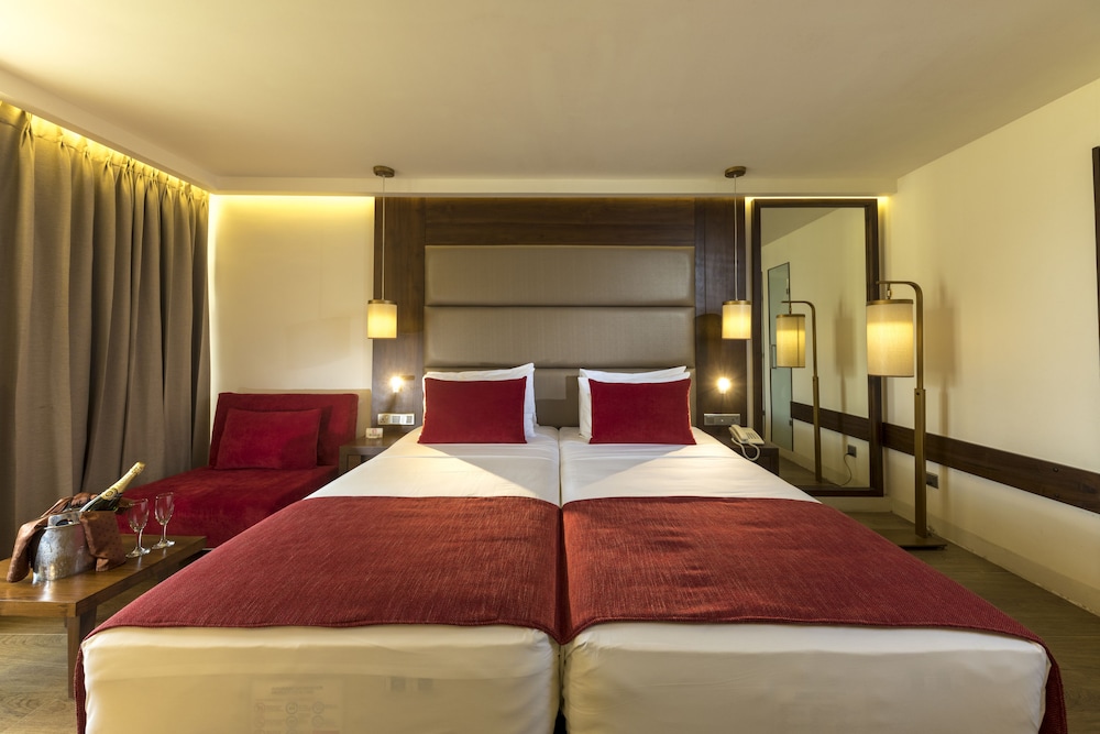 Pegasus Reef - A Beach Resort in Colombo — Hotel rooms in Wattala, Western Province