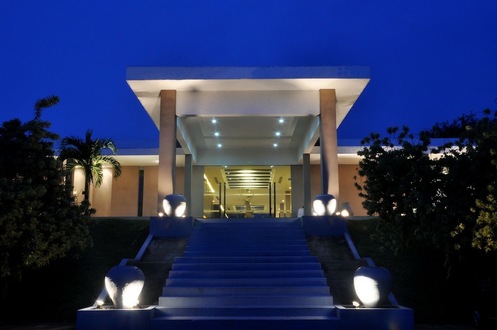 Pegasus Reef - A Beach Resort in Colombo — Hotel building in Wattala, Western Province
