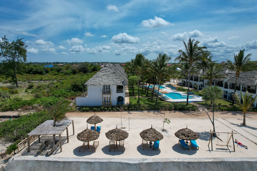 Nest Style Beach Hotel Zanzibar — Swimming pool in Makunduchi, Zanzibar South
