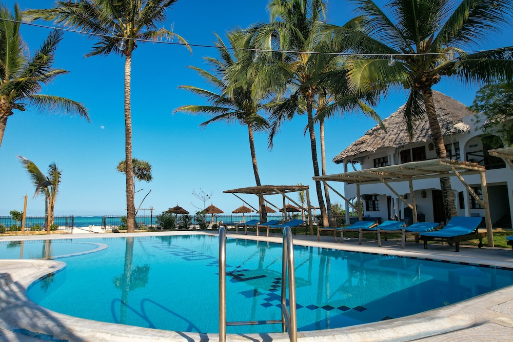 Nest Style Beach Hotel Zanzibar — Swimming pool in Makunduchi, Zanzibar South