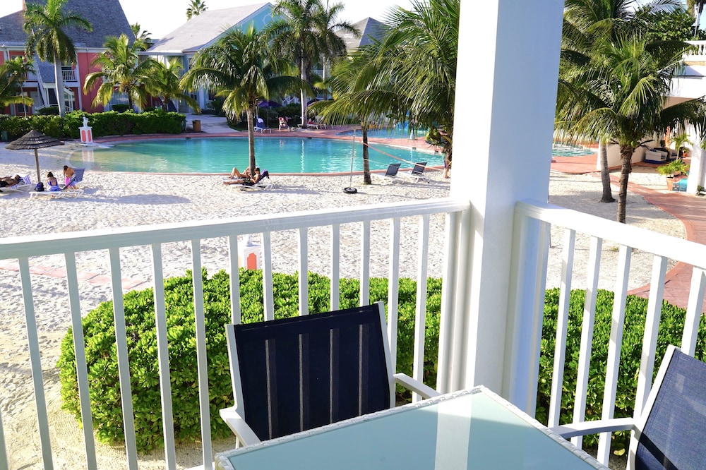 Sandyport Beach Resort — Swimming pool in Nassau, New Providence