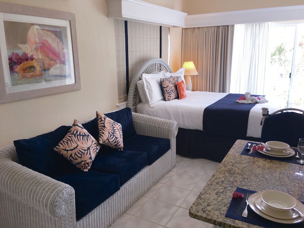 Sandyport Beach Resort — Hotel rooms in Nassau, New Providence