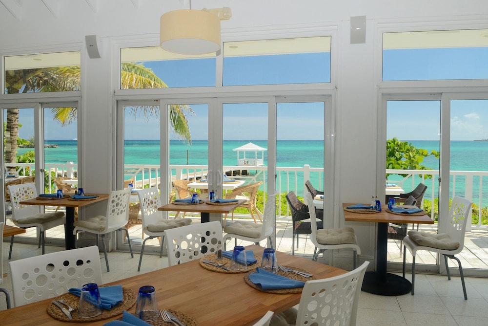 Sandyport Beach Resort — Restaurant & bars in Nassau, New Providence