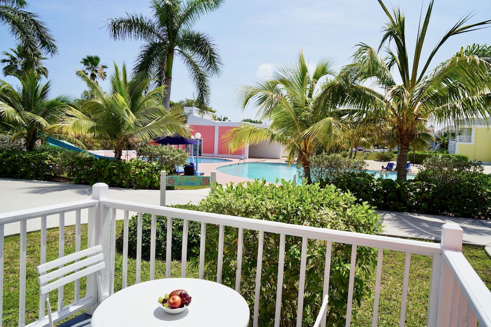 Sandyport Beach Resort — Swimming pool in Nassau, New Providence