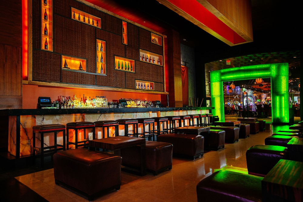 Harborside Resort & Vacation Rentals at Atlantis — Restaurant & bars in Paradise Island, New Providence