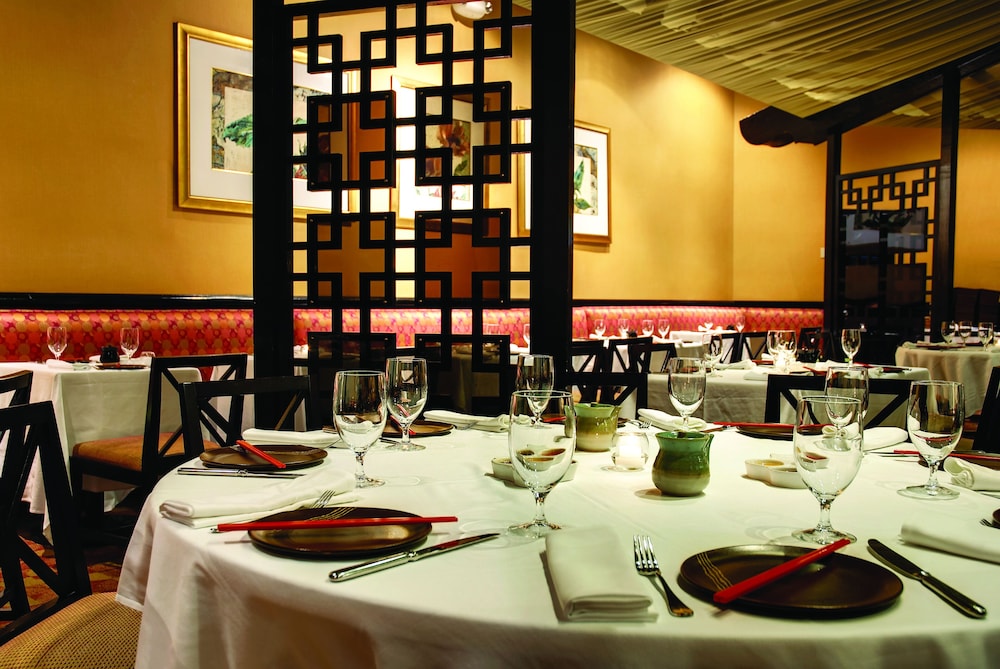 Harborside Resort & Vacation Rentals at Atlantis — Restaurant & bars in Paradise Island, New Providence
