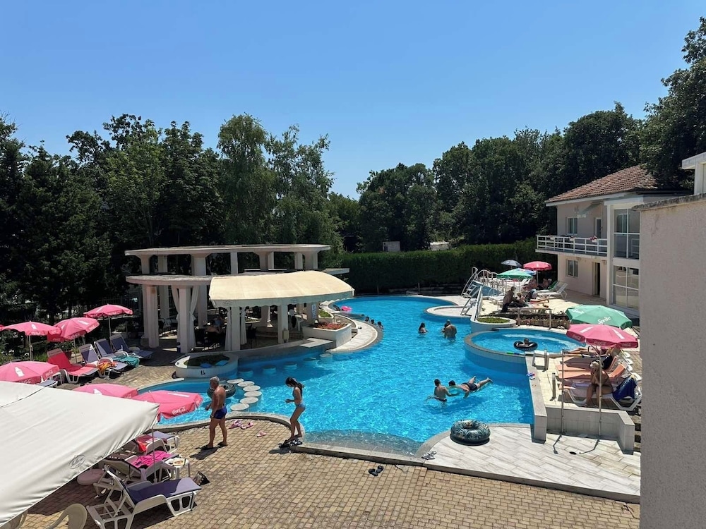 Park Hotel Bellevue — Swimming pool in Golden Sands, Varna Region