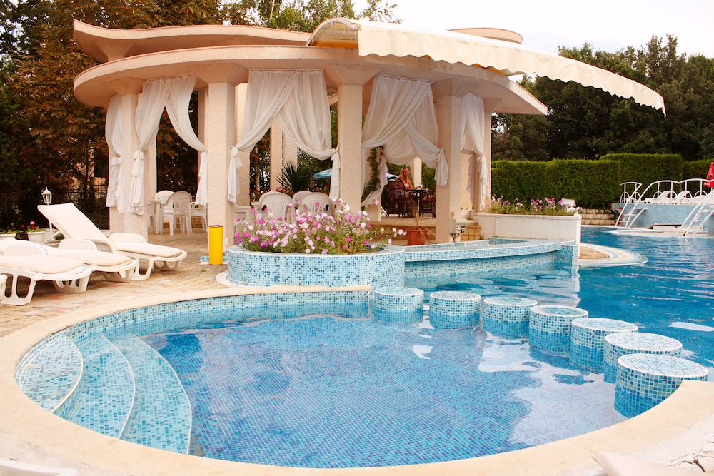 Park Hotel Bellevue — Swimming pool in Golden Sands, Varna Region