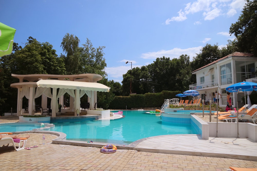 Park Hotel Bellevue — Swimming pool in Golden Sands, Varna Region