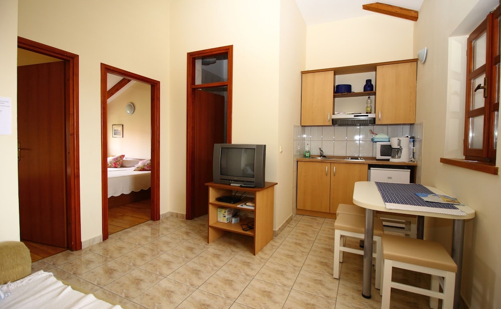 Apartments Dub Cavtat — Hotel rooms in Konavle, Dubrovnik-Neretva