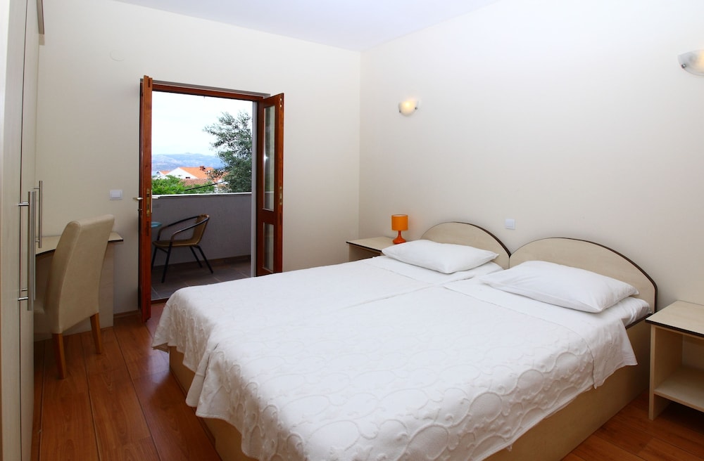 Apartments Dub Cavtat — Hotel rooms in Konavle, Dubrovnik-Neretva