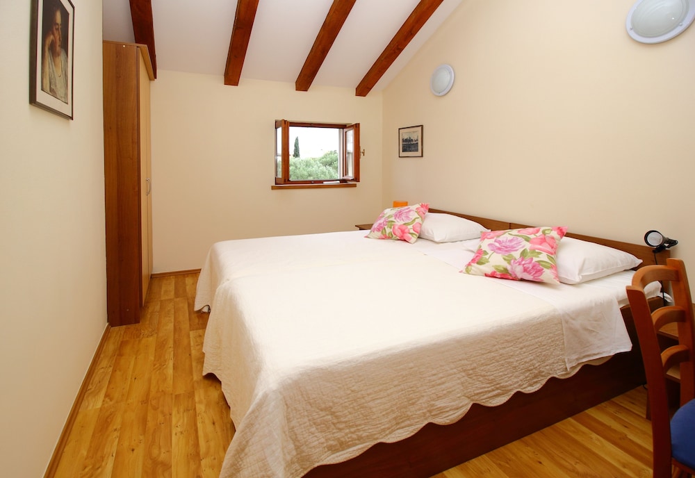 Apartments Dub Cavtat — Hotel rooms in Konavle, Dubrovnik-Neretva