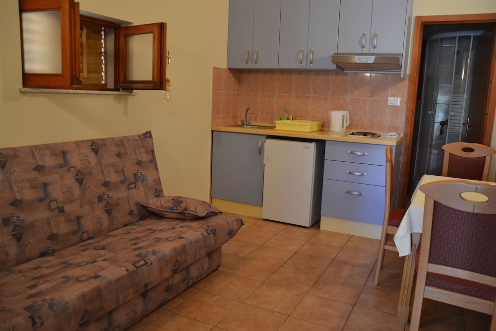 Apartments Dub Cavtat — Hotel rooms in Konavle, Dubrovnik-Neretva