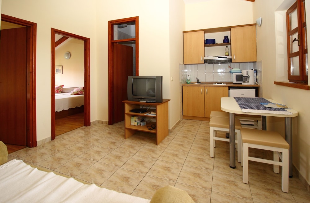 Apartments Dub Cavtat — Hotel rooms in Konavle, Dubrovnik-Neretva