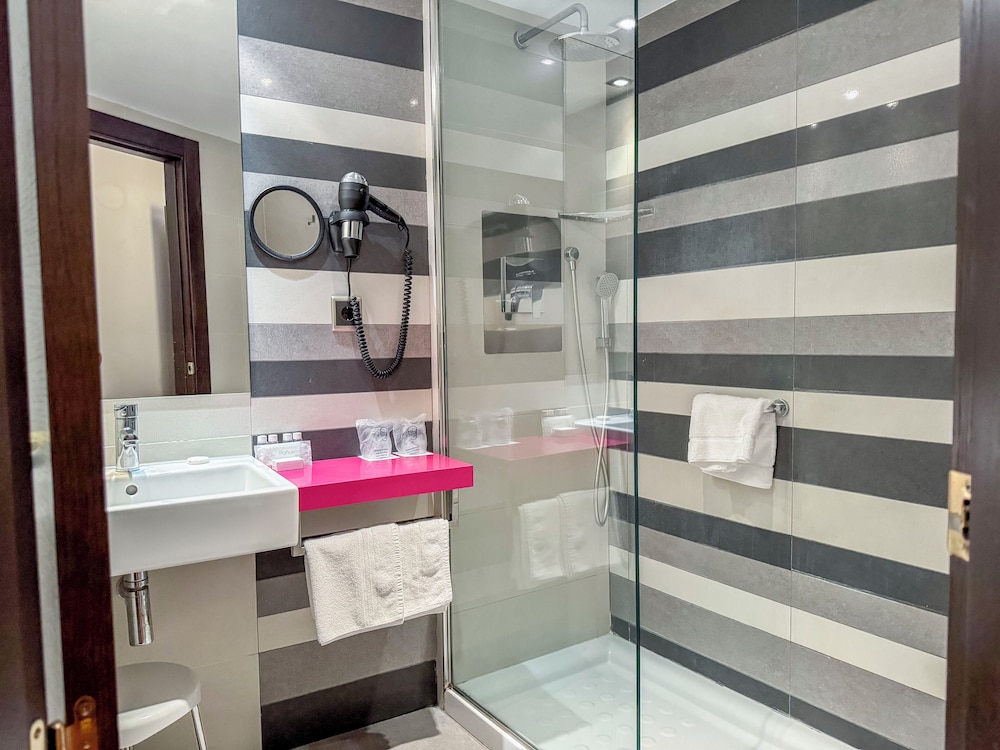 Hotel Nuevo Torreluz — Hotel rooms in Almeria, Andalusia