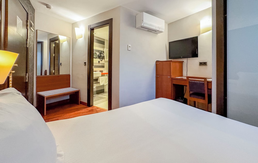 Hotel Nuevo Torreluz — Hotel rooms in Almeria, Andalusia