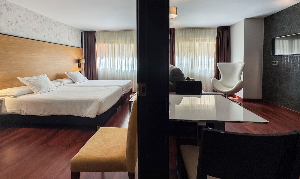 Hotel Nuevo Torreluz — Hotel rooms in Almeria, Andalusia