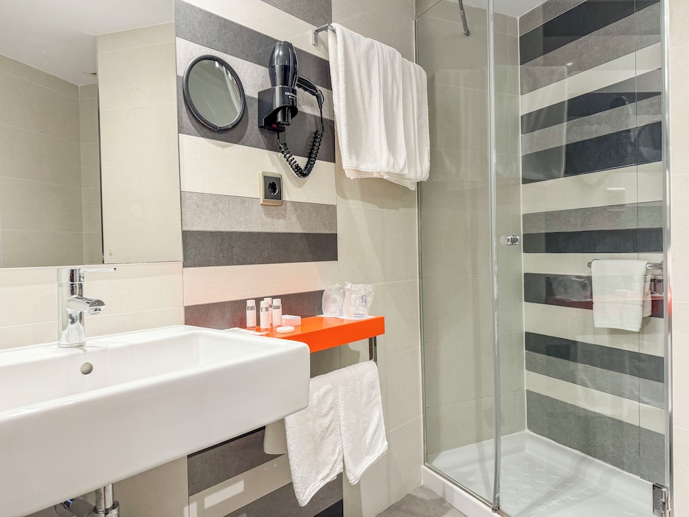 Hotel Nuevo Torreluz — Hotel rooms in Almeria, Andalusia