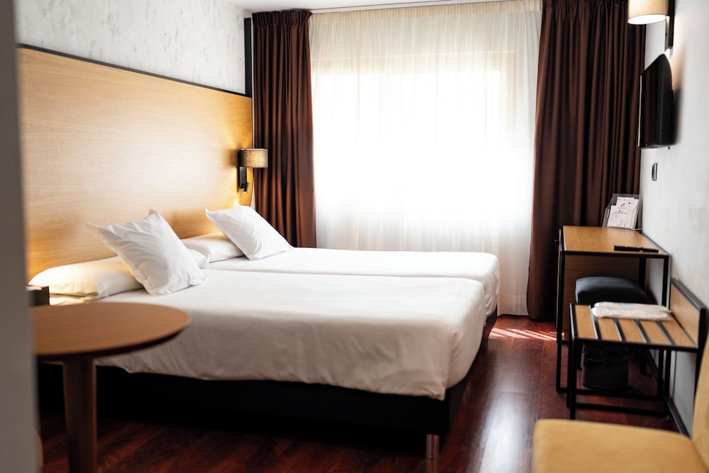 Hotel Nuevo Torreluz — Hotel rooms in Almeria, Andalusia