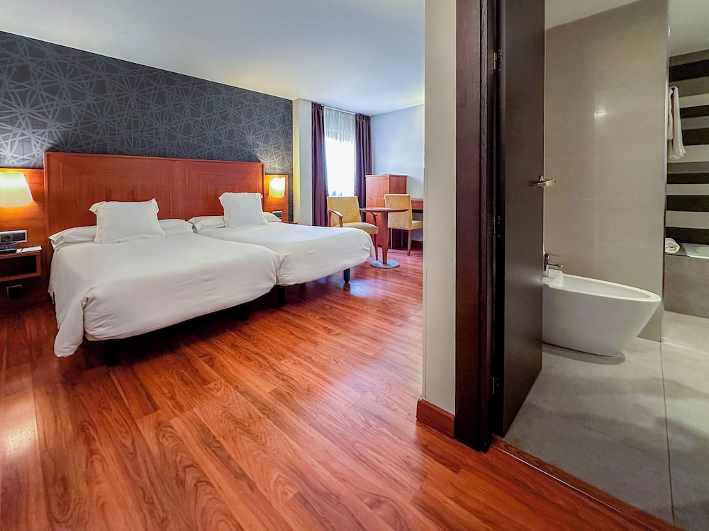 Hotel Nuevo Torreluz — Hotel rooms in Almeria, Andalusia