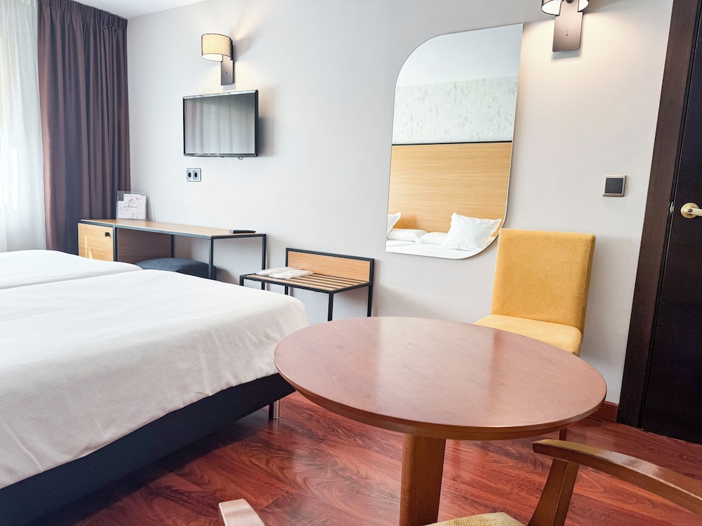 Hotel Nuevo Torreluz — Hotel rooms in Almeria, Andalusia