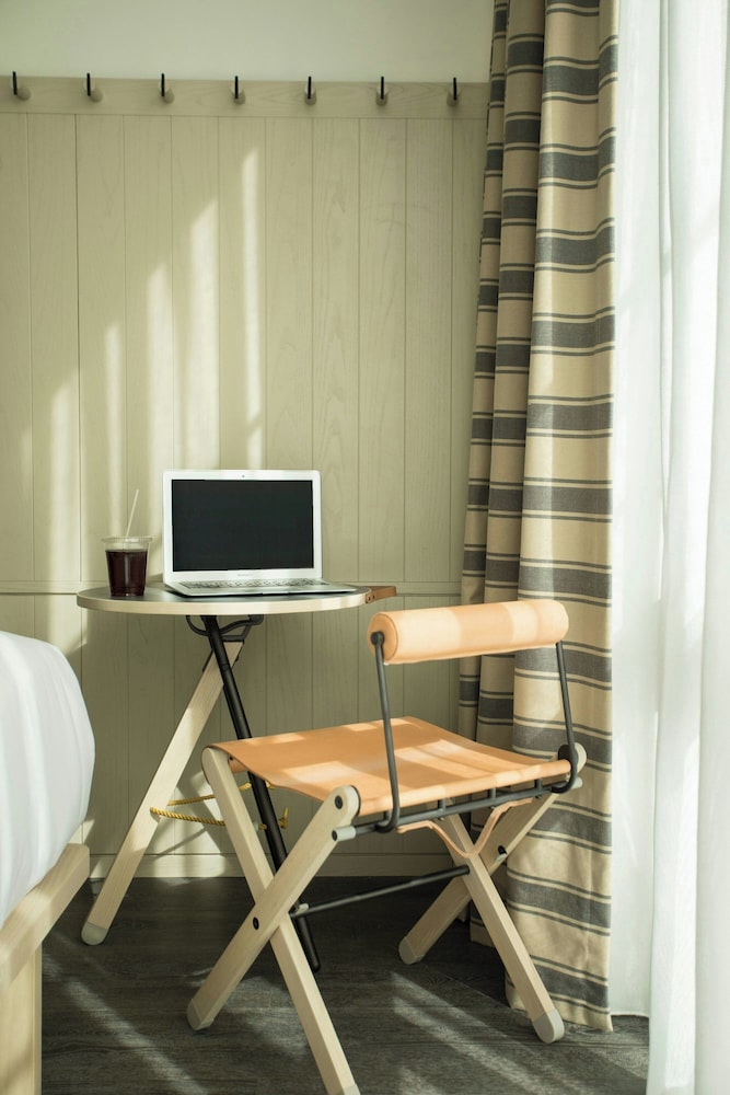 Moxy NYC Chelsea — Hotel rooms in New York City, New York State