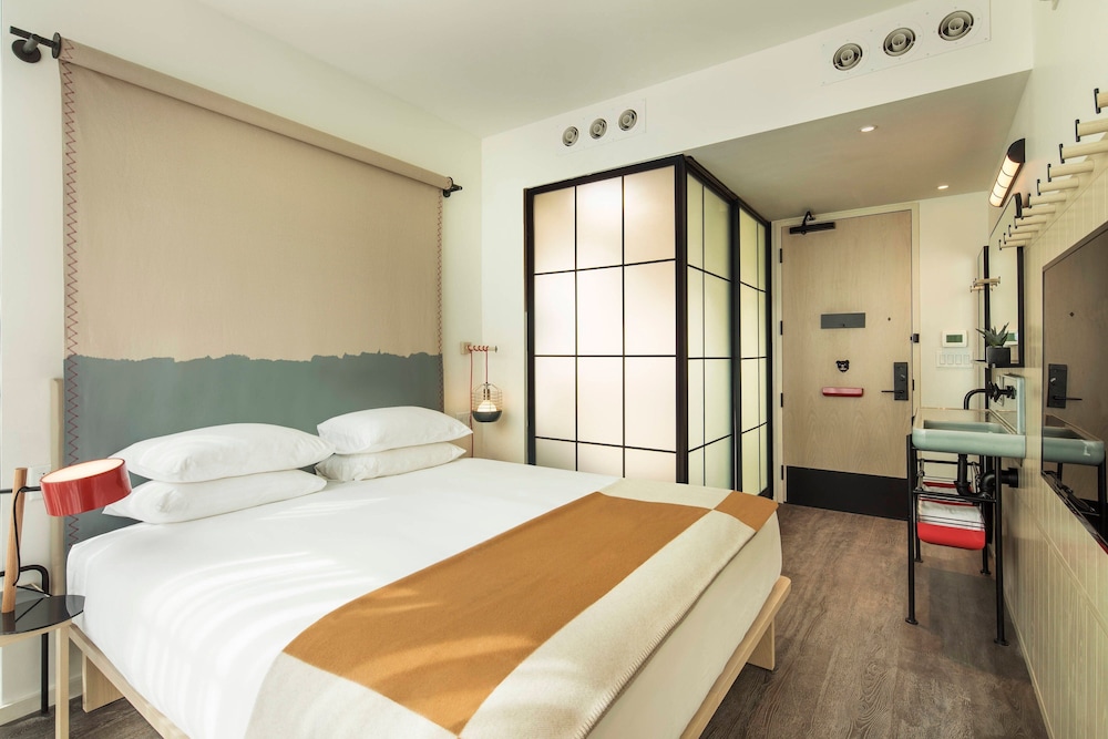Moxy NYC Chelsea — Hotel rooms in New York City, New York State