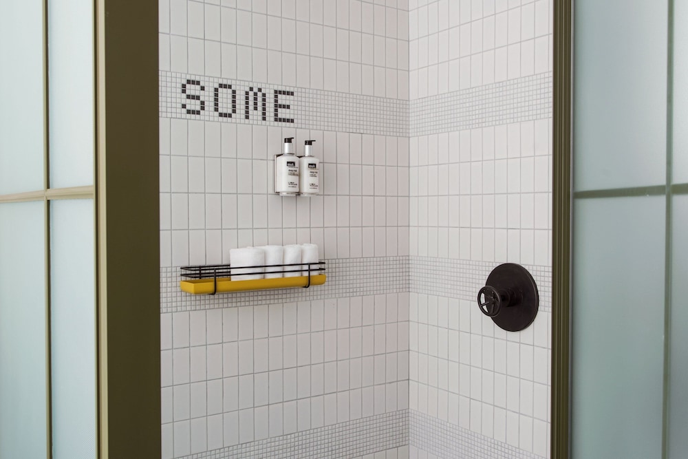 Moxy NYC Chelsea — Hotel rooms in New York City, New York State