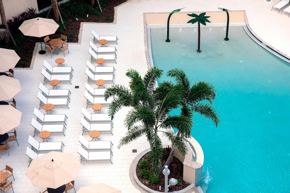 TownePlace Suites by Marriott Orlando Theme Parks/Lake Buena Vista — Swimming pool in Orlando, Florida