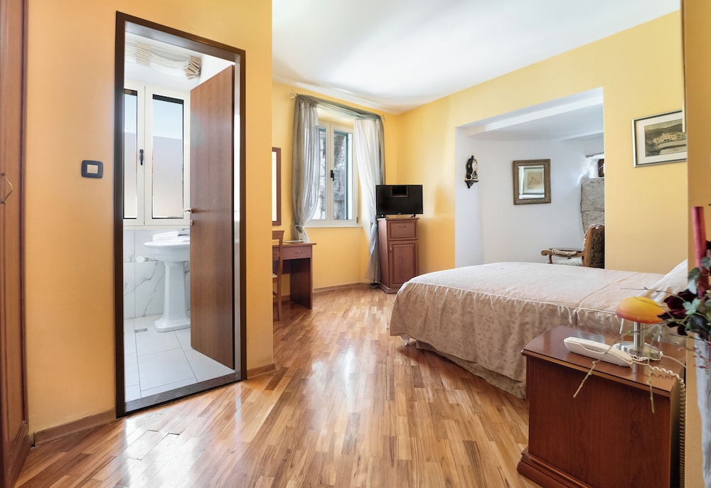 Hotel Peristil — Hotel rooms in Split, Split-Dalmatia