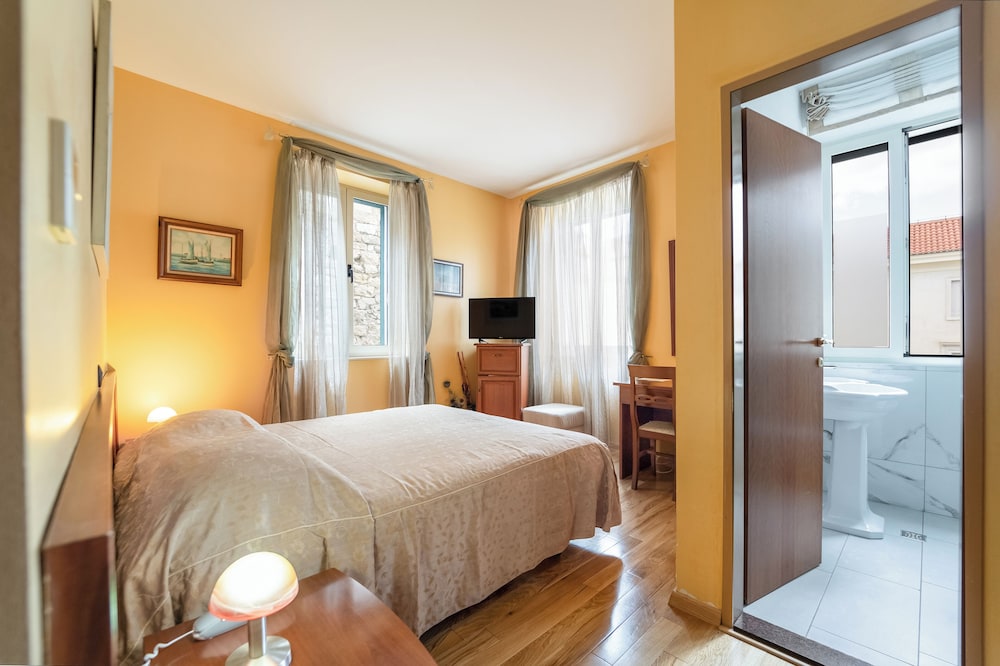 Hotel Peristil — Hotel rooms in Split, Split-Dalmatia