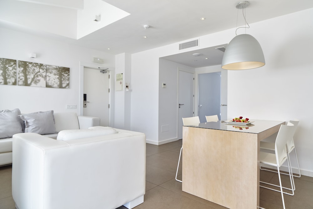 Ibiza Sun Apartments — Hotel rooms in Playa d'en Bossa, Balearic Islands