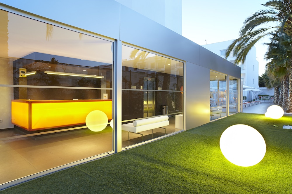Ibiza Sun Apartments — Hotel building in Playa d'en Bossa, Balearic Islands
