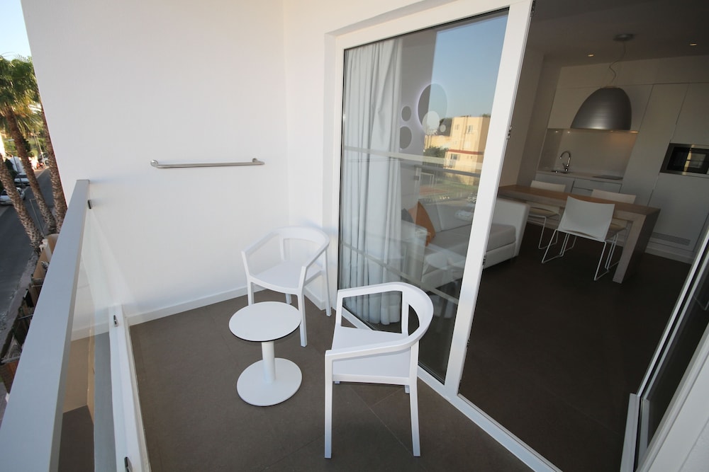 Ibiza Sun Apartments — Hotel rooms in Playa d'en Bossa, Balearic Islands