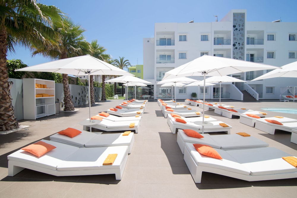 Ibiza Sun Apartments — Hotel building in Playa d'en Bossa, Balearic Islands