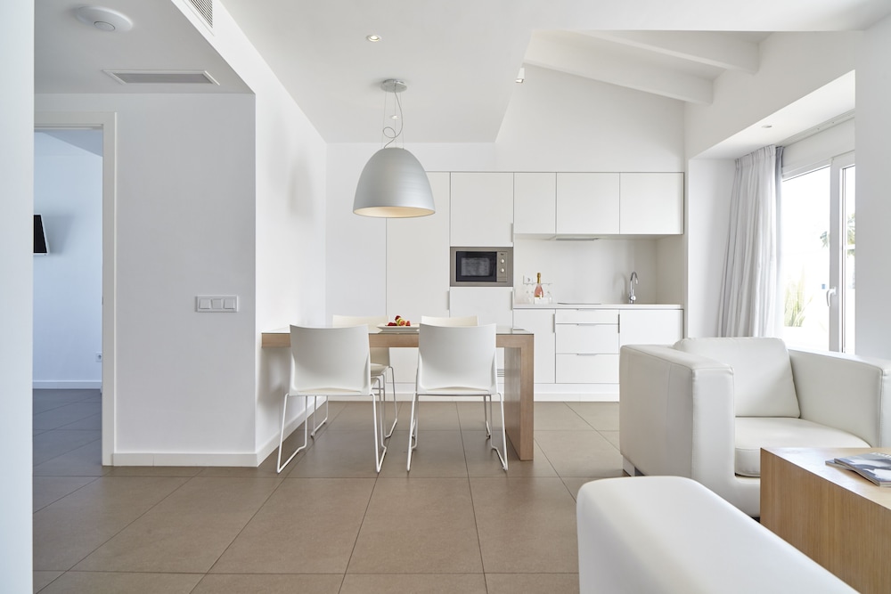 Ibiza Sun Apartments — Hotel rooms in Playa d'en Bossa, Balearic Islands