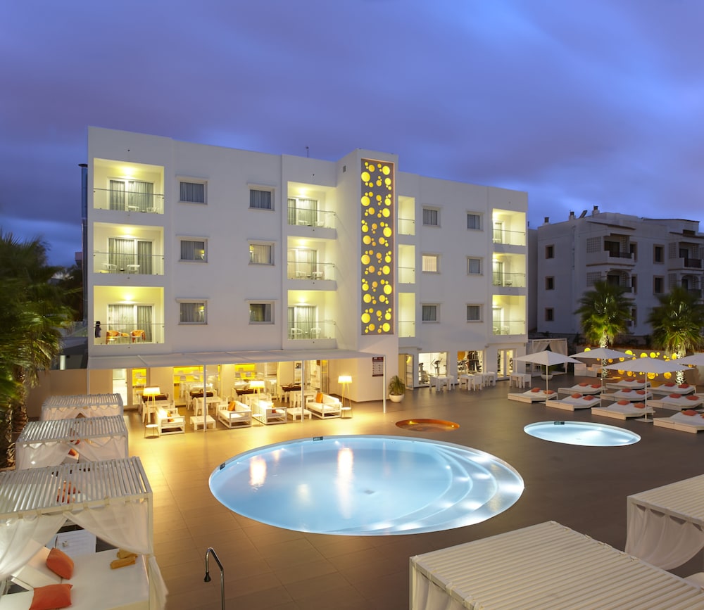 Ibiza Sun Apartments — Hotel building in Playa d'en Bossa, Balearic Islands