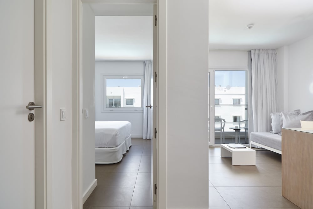 Ibiza Sun Apartments — Hotel rooms in Playa d'en Bossa, Balearic Islands