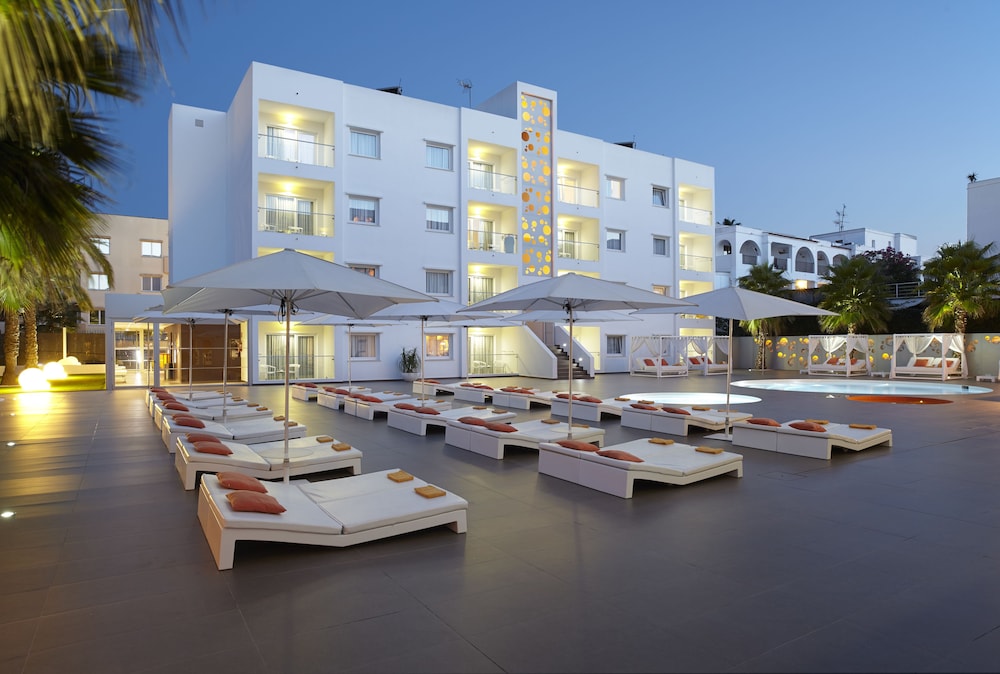 Ibiza Sun Apartments — Hotel building in Playa d'en Bossa, Balearic Islands