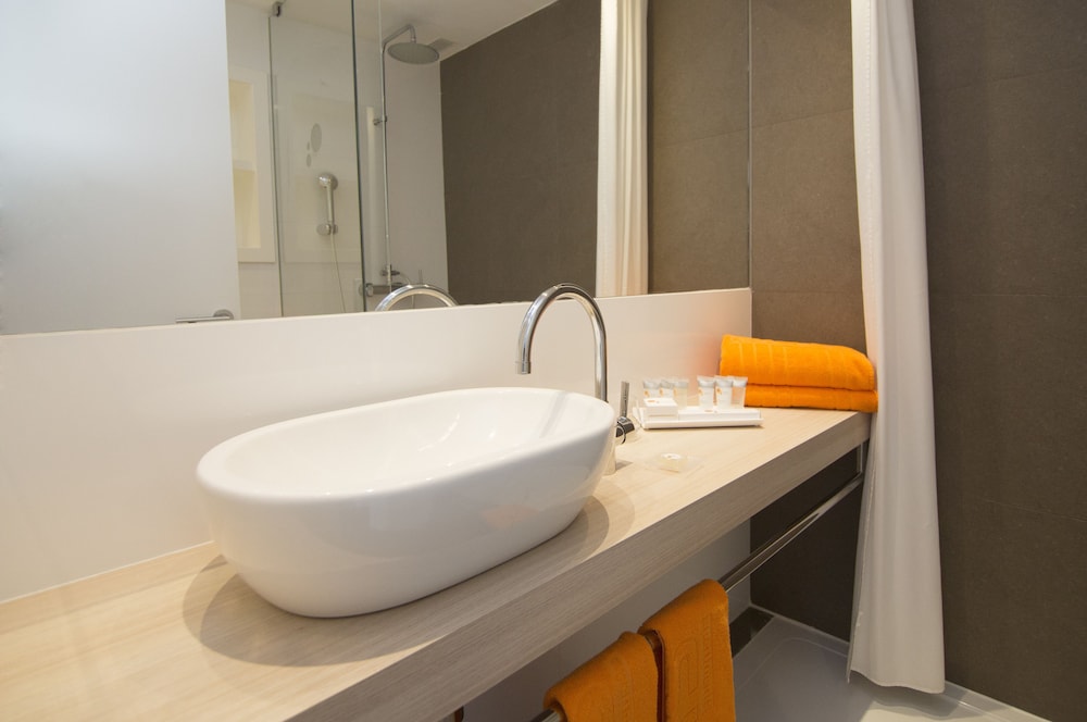 Ibiza Sun Apartments — Hotel rooms in Playa d'en Bossa, Balearic Islands