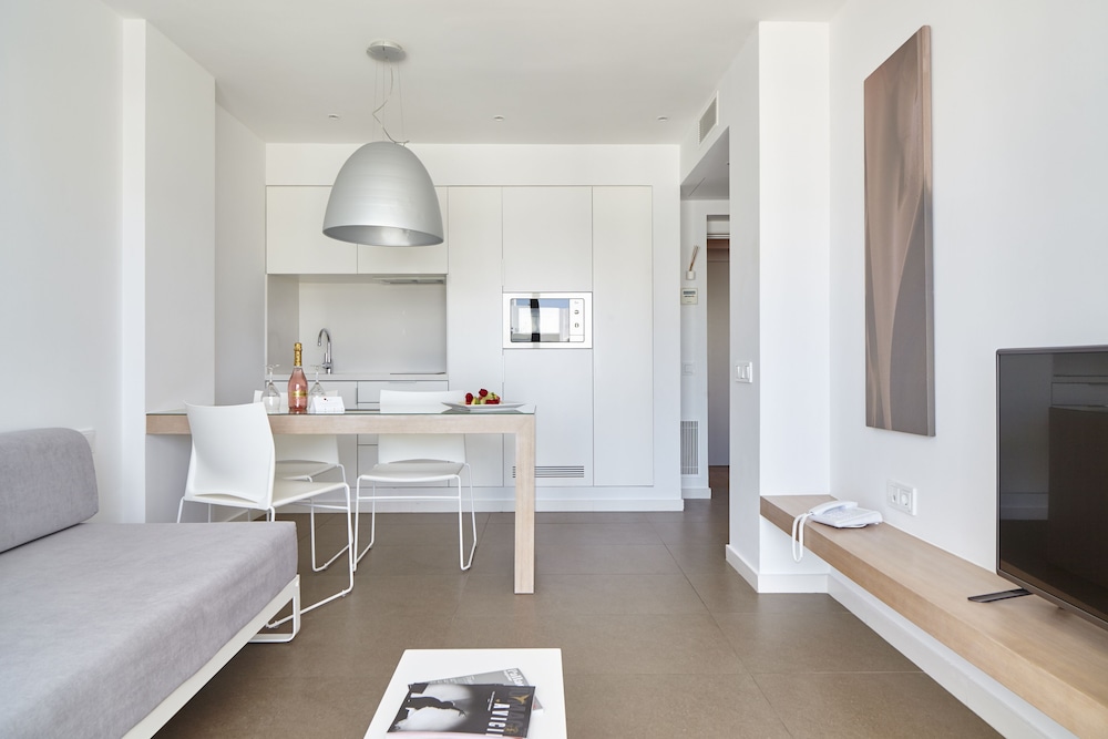 Ibiza Sun Apartments — Hotel rooms in Playa d'en Bossa, Balearic Islands