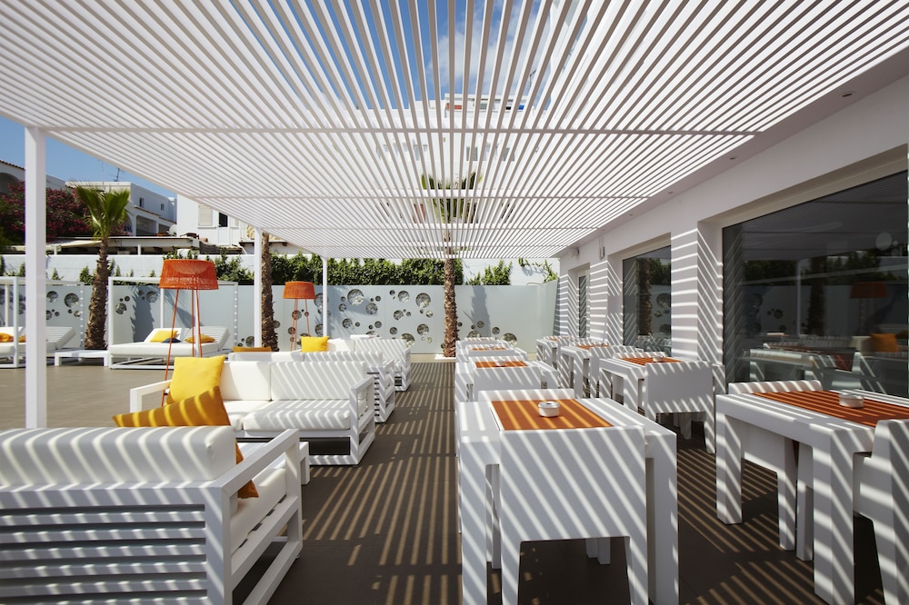 Ibiza Sun Apartments — Restaurant & bars in Playa d'en Bossa, Balearic Islands