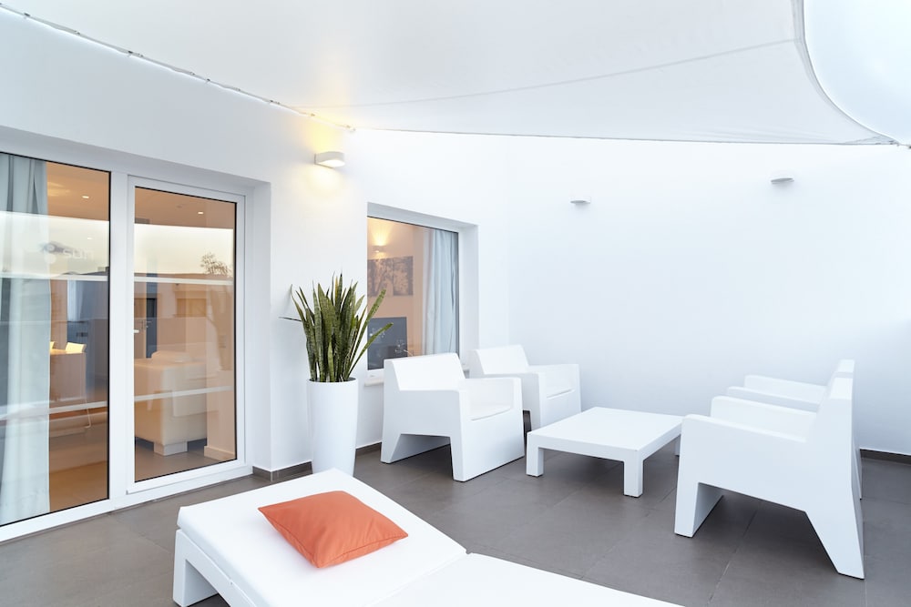 Ibiza Sun Apartments — Hotel rooms in Playa d'en Bossa, Balearic Islands