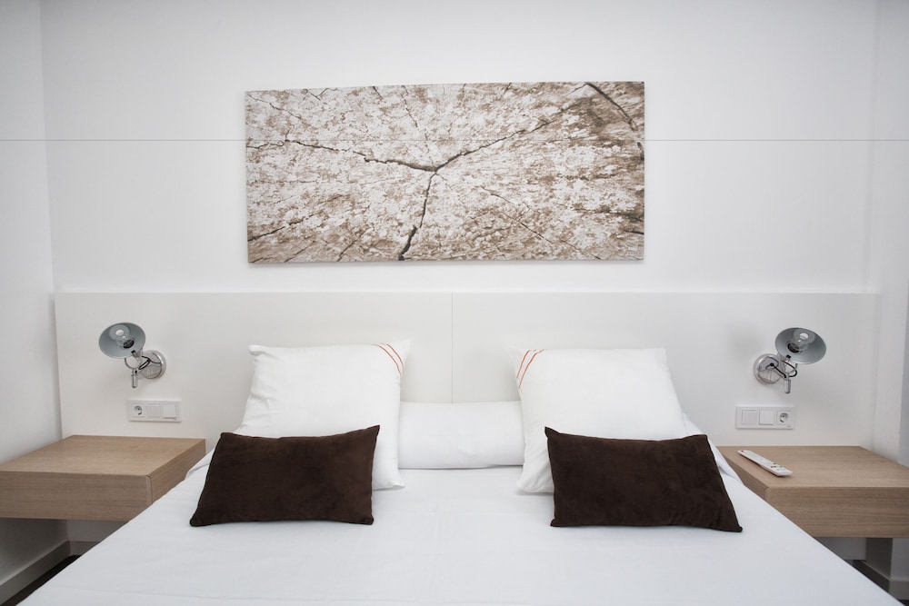 Ibiza Sun Apartments — Hotel rooms in Playa d'en Bossa, Balearic Islands